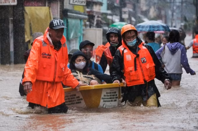 Hàng nghìn người ở thủ đô Manila phải sơ tán vì mưa lũ gây ngập sâu ở nhiều con phố - Ảnh: Reuters
