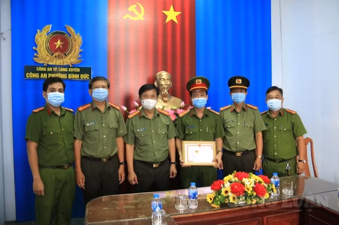 Đại tá Nguyễn Nhật Trường, Phó Giám đốc Công an tỉnh trao Giấy khen cho tập thể Công an phường Bình Đức