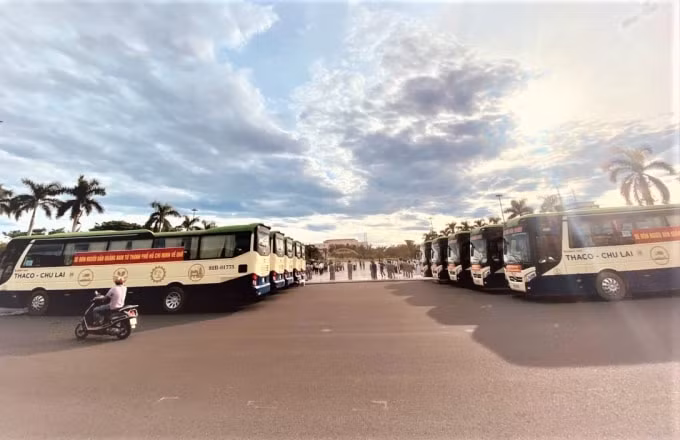 10 chuyến xe đầu tiên xuất phát vào TP. HCM đón người dân về quê tránh dịch - Ảnh: Ngô Hòa.