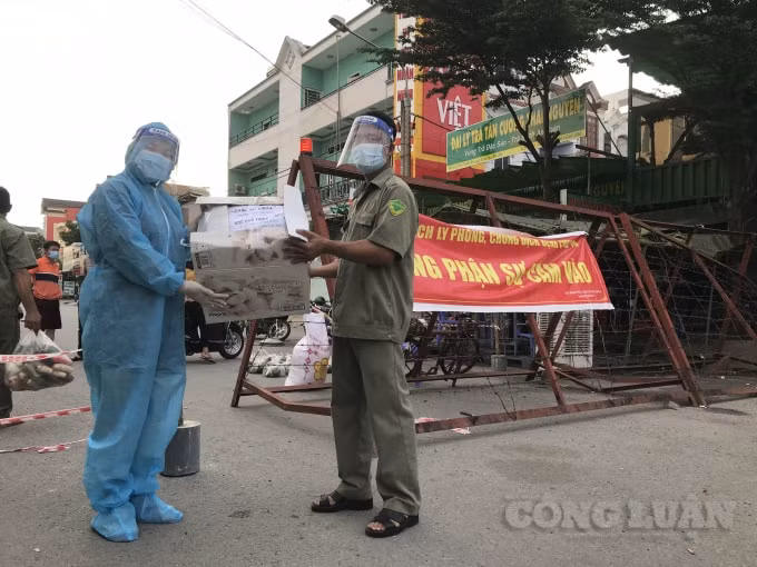Người dân trong các khu phong tỏa nhận được sự quan tâm của chính quyền địa phương và các tổ chức xã hội.