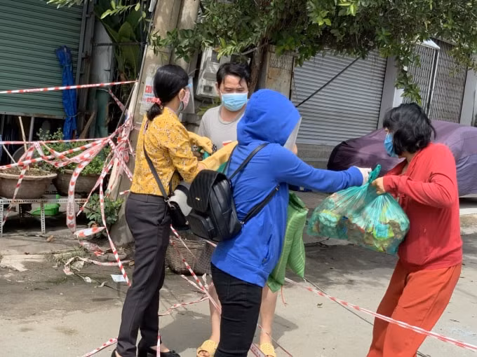 Cung cấp lương thực, thực phẩm cho người dân trong khu phong tỏa ở Đồng Nai - Ảnh: Sở NN&PTNT Đồng Nai.