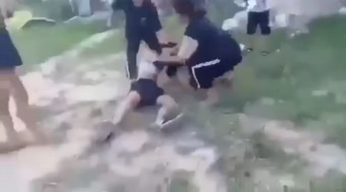 Nữ sinh bị đánh hội đồng, kéo tóc và tuột cả áo.