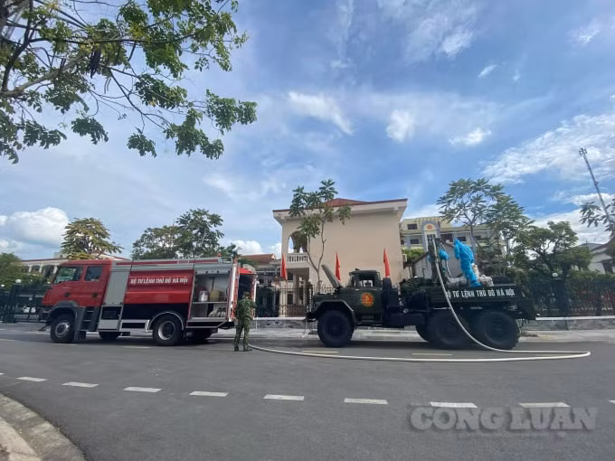 Ghi nhận trong 10 ngày qua, tại huyện Quốc Oai (Hà Nội) đã có 22 ca mắc COVID-19 và hàng nghìn trường hợp F1, F2. Vào chiều 21/7, Bộ Tư lệnh Thủ đô đã tổ chức khử khuẩn TT.Quốc Oai, nơi phát sinh ổ dịch này.
