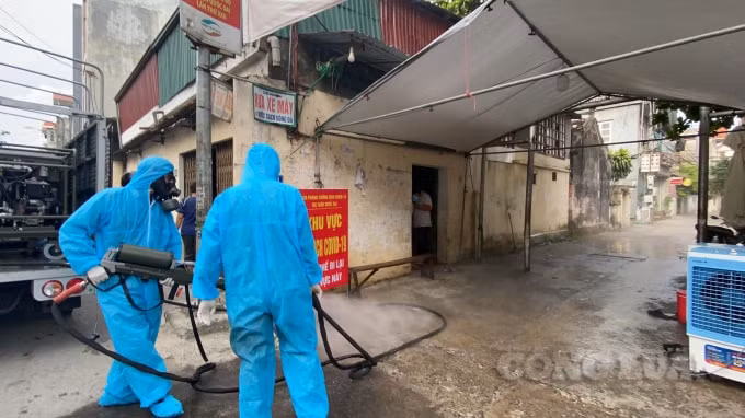Lực lượng đã tổ chức khử khuẩn hơn 12 km đường, 10.000 m2 diện tích tại TT.Quốc Oai.