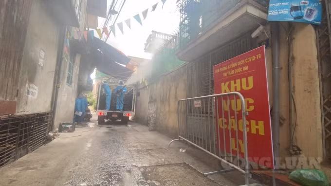 Toàn bộ ngõ ngách, của thị trấn Quốc Oai đã được phun khử khuẩn. Chỉ trong 24 giờ qua, tại đây liên tiếp phát hiện 7 trường hợp F0 trong cộng đồng chưa rõ nguồn lây và hàng trăm trường hợp tiếp xúc liên quan.