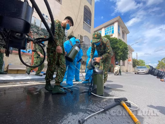 Ban Chỉ huy Quân sự H.Quốc Oai đã tham mưu lãnh đạo địa phương báo cáo lãnh đạo UBND TP.Hà Nội, xin lực lượng phòng hóa của Bộ Tư lệnh Thủ đô về phối hợp với lực lượng quân sự H.Quốc Oai phun khử khuẩn toàn bộ TT.Quốc Oai và các khu vực có dịch.