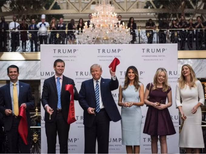 Buổi lễ khai trương khách sạn Trump International. Ảnh: Bloomberg News.