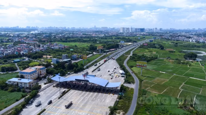 Nhìn từ trên cao, tại các cửa ngõ Thủ đô Hà Nội như chốt tại trạm thu phí cao tốc Pháp Vân-Cầu Giẽ, chốt tại Quốc lộ 5 có thể thấy, đã hết cảnh ùn ứ như các hôm trước.