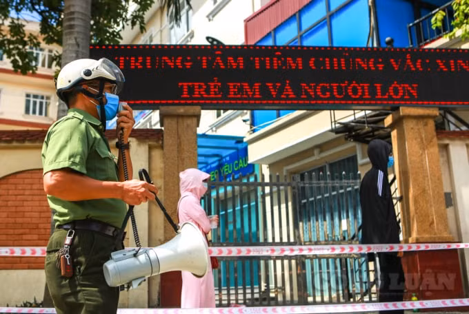 Công an đã phân thành hai hàng, liên tục phát loa mọi người giãn khoảng cách 2m.
