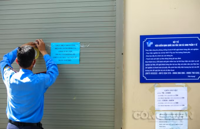 Cả trăm người những tưởng rằng đã xếp hàng và sẽ được lấy mẫu xét nghiệm COVID-19 nhưng khoảng hơn 14h cùng ngày lực lượng bảo vệ đã cầm tờ giấy ra dán ngay trước cửa với nội dung: “Thực hiện theo Công điện số 15 của UBND TP Hà Nội, Trung tâm không tổ chức lấy mẫu tại Viện từ ngày 21/7/2021”.