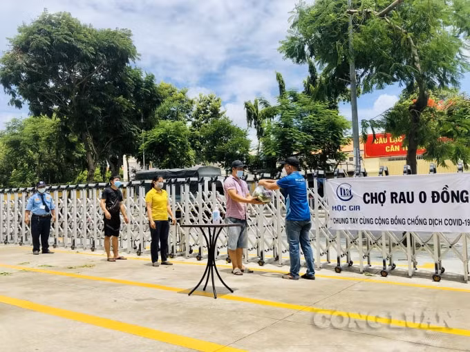 Người dân xếp hàng nhận thực phẩm từ 