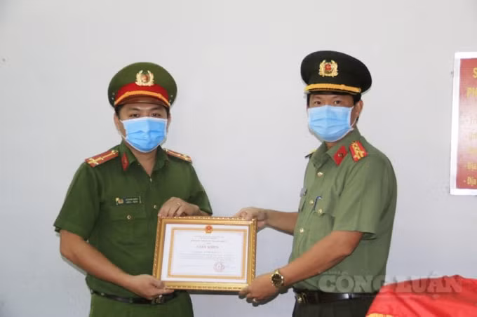 Đại tá Nguyễn Nhật Trường, Phó Giám đốc Công an tỉnh trao Giấy khen cho Thượng úy Lê Minh Soàn