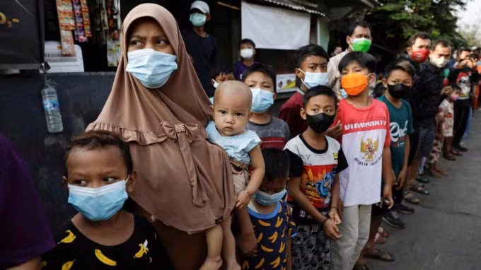 Indonesia kéo dài biện pháp hạn chế COVID-19 đến cuối tuần do tình trạng lây nhiễm tăng nhanh - Ảnh: Reuters