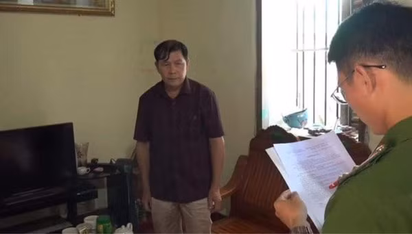 Cơ quan CSĐT Công an tỉnh Cao Bằng đọc lệnh bắt giữ đối với Mã Bế Dương