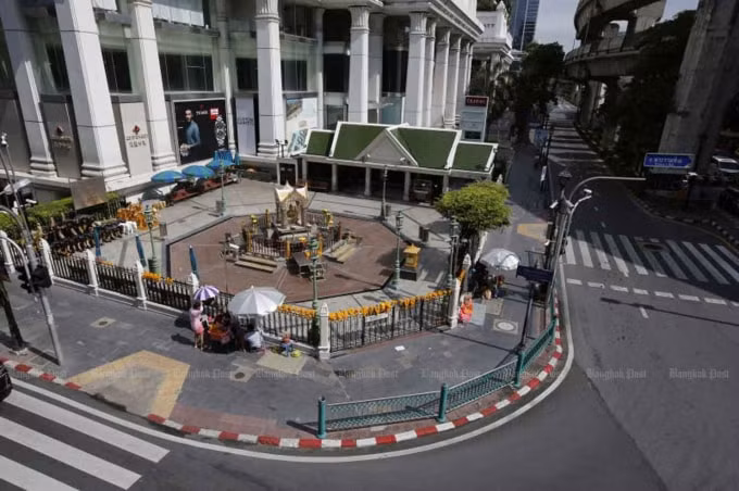 Giao thông gần Đền Erawan nổi tiếng tại giao lộ Ratchaprasong, một khu thương mại trung tâm của Bangkok, có rất ít phương tiện giao thông vào thứ Ba, khi các biện pháp phong tỏa có hiệu lực ở 13 tỉnh bị ảnh hưởng nặng nề bởi Covid-19, bao gồm cả Bangkok. Ảnh: Wichan Charoenkiatpakul