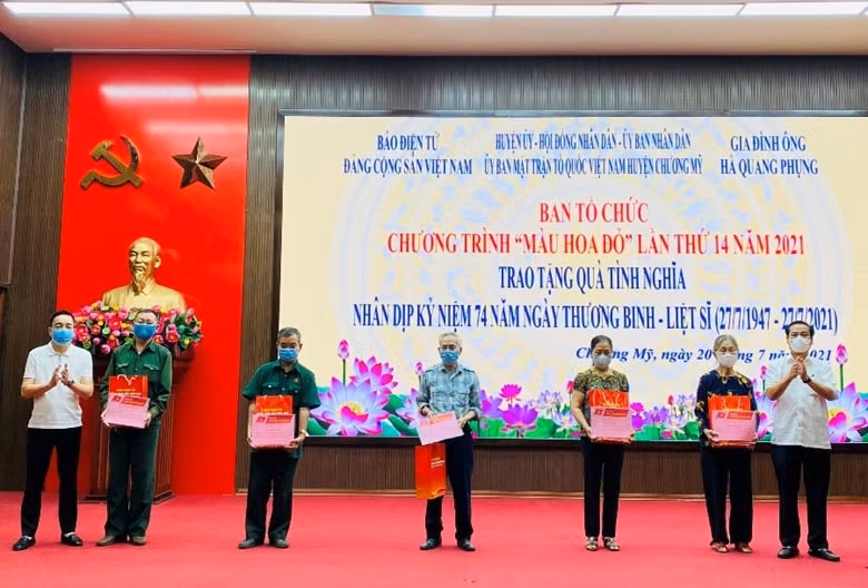 Đồng chí Nguyễn Công Dũng và đại diện nhà tài trợ trao quà cho các gia đình chính sách có hoàn cảnh khó khăn trên địa bàn huyện Chương Mỹ (Ảnh:KS)