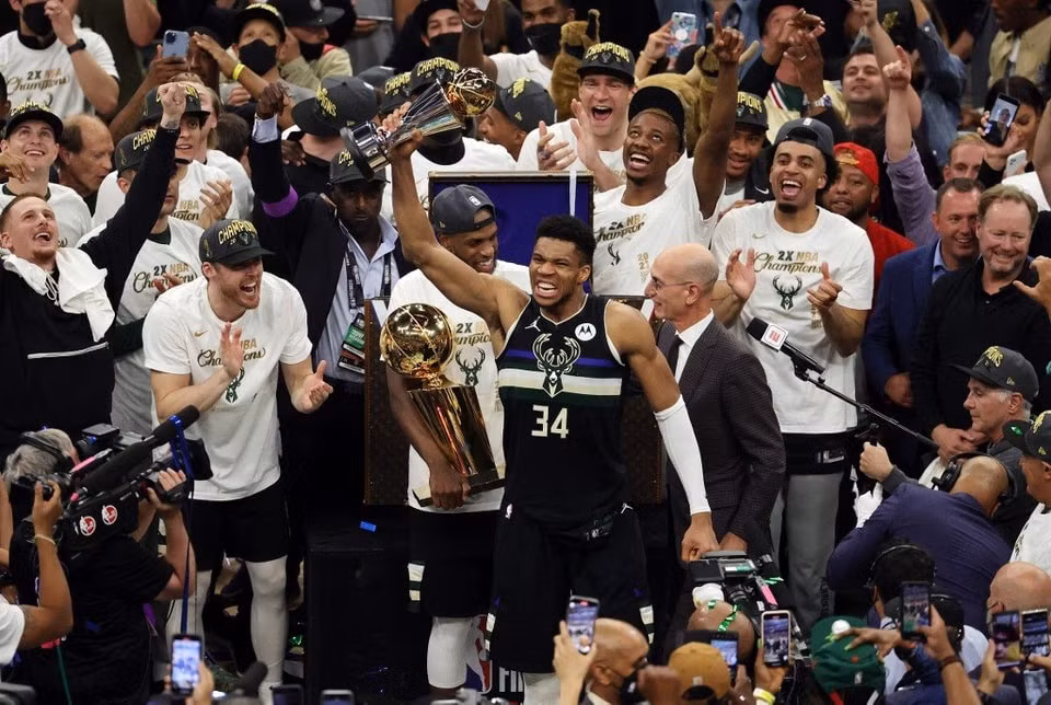 Giannis Antetokounmpo đã có thêm 2 danh hiệu cao quý trong đời cầu thủ là chức vô địch NBA và Finals MVP. Ảnh: NBA