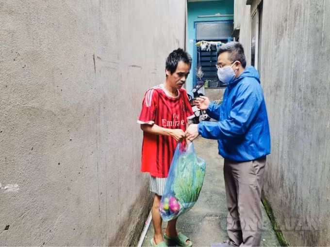 Ông Nguyễn Ngọc Luận đi phát quà cho bà con nghèo nhiều lần đến mức ai cũng biết