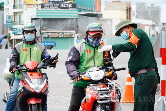 Shipper chở hàng thiết yếu cho người dân trong khu phong tỏa, cách ly, cơ sở y tế, điều trị bệnh nhân Covid-19 được di chuyển liên quận, huyện, TP. Thủ Đức