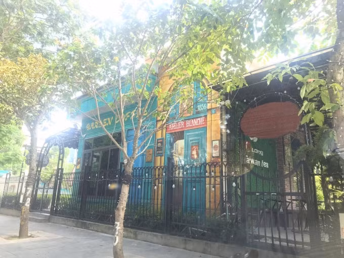Phần diện tích bên trên tầng hầm một phần được sử dụng cho thuê làm quán cafe