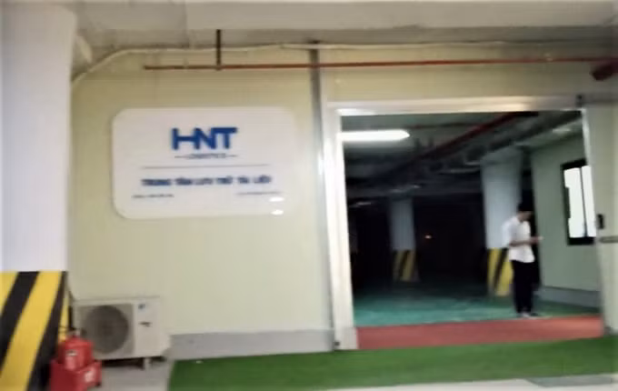 Tại tầng hầm B2 xuất hiện một kho lưu trữ tài liệu có tên HNT logistics