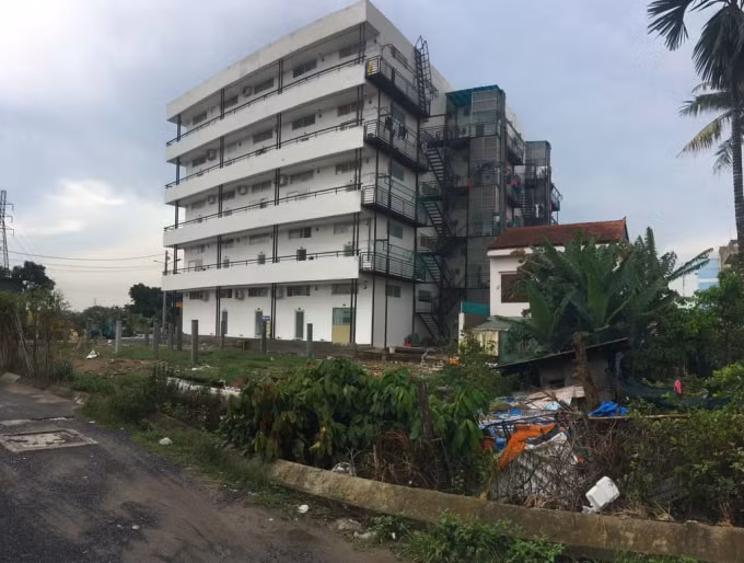 Rất nhiều người sau khi mua căn hộ mini, có nhu cầu bán lại đều rất khó. Ngay cả các công ty môi giới bất động sản cũng hạn chế nhận bán lại dòng sản phẩm này. (Ảnh: Thanhnien)