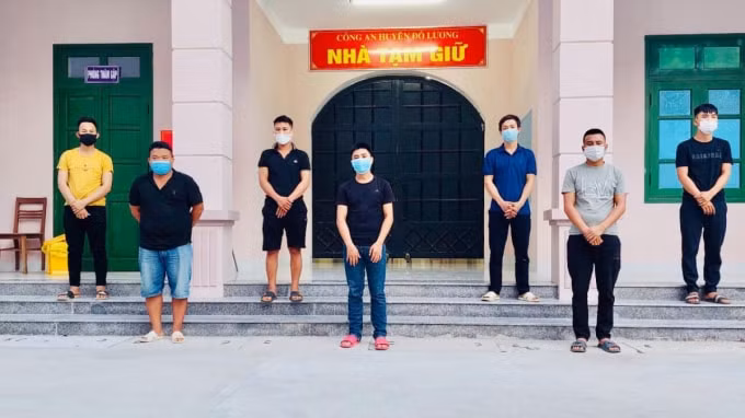 Các đối tượng trong đường dây đánh bạc do Mạnh cầm đầu. Ảnh: TL
