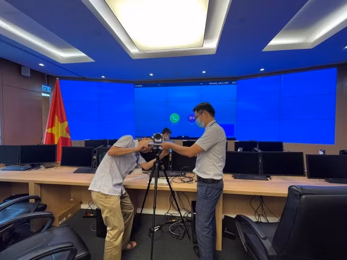 Kỹ thuật viên VNPT triển khai lắp đặt hệ thống camera tại Hội trường.