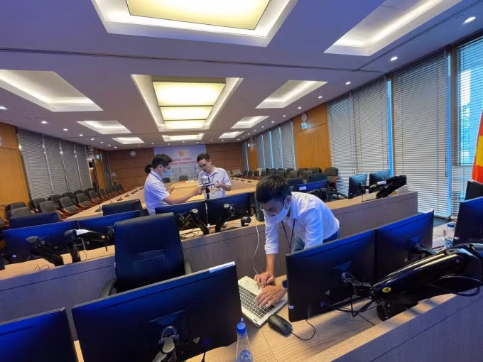 Kỹ thuật viên VNPT đang lắp đặt hệ thống phục vụ kỳ họp.