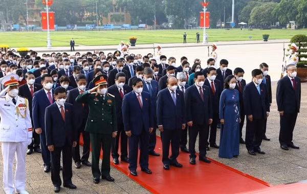 Các đồng chí lãnh đạo Đảng, Nhà nước, MTTQ Việt Nam cùng các vị đại biểu Quốc hội đã tới đặt vòng hoa và vào Lăng viếng Chủ tịch Hồ Chí Minh