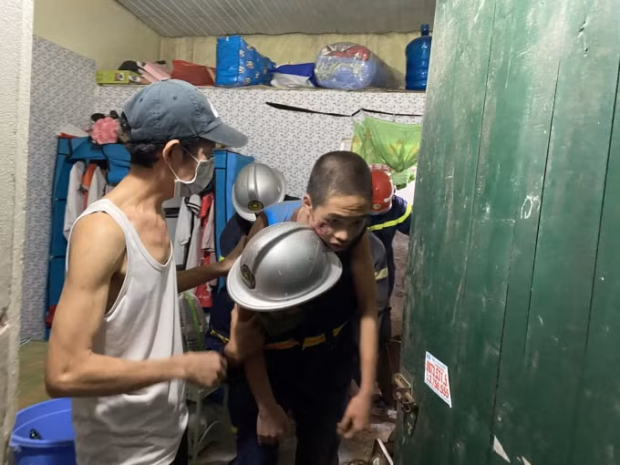Sau khoảng 30 phút cháu bé đã được cứu ra ngoài.