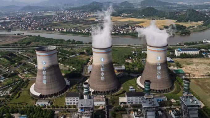 Một nhà máy nhiệt điện than ở Hàng Châu thuộc tỉnh Chiết Giang phía đông Trung Quốc vào ngày 16/7. Trung Quốc đã khởi động giao dịch carbon đầu tiên vào 16/7. Ảnh: FeatureChina/AP.