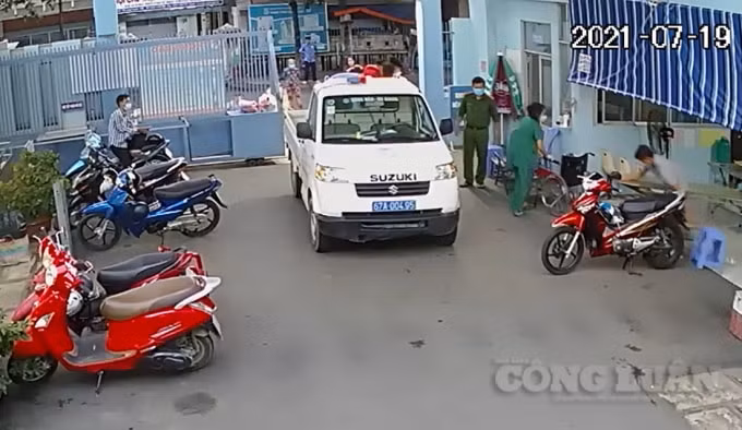 Đồng chí Soàn dùng xe chuyên dụng Công an chở chị Trang đi Bệnh viện và hai em bé được hạ sinh an toàn