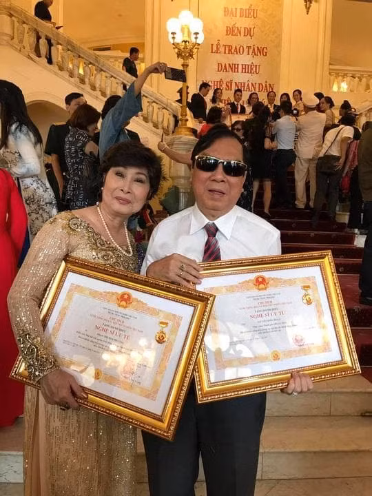 Nhạc sĩ Khải Hoàn (bên phải) là nghệ sĩ thứ 3 mắc Covid-19.
