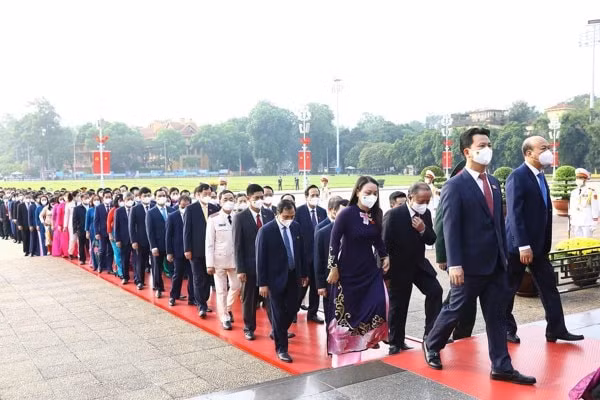 Các đại biểu Quốc hội vào Lăng viếng Chủ tịch Hồ Chí Minh