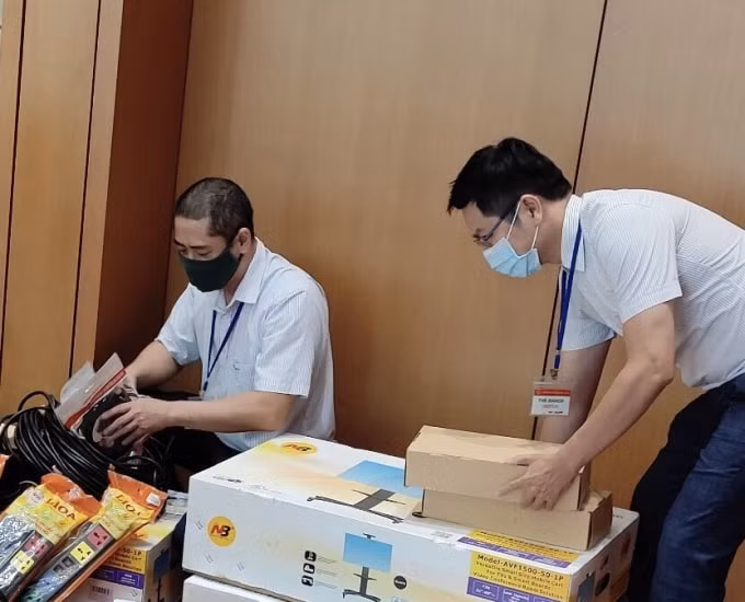 Đội ngũ kỹ thuật viên của VNPT thực hiện công tác chuẩn bị cho Kỳ họp thứ nhất Quốc hội XV.