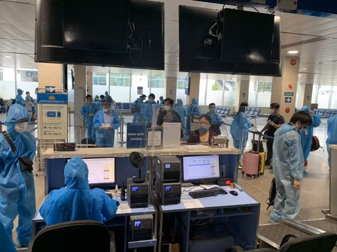 Kiểm soát chặt chuyến bay chở người dân về Hà Nội, ngăn chặn dịch bệnh COVID-19 lây lan. Ảnh minh họa