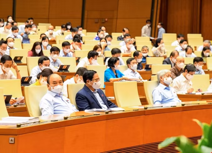Các đại biểu nghe Tờ trình về chủ trương đầu tư Chương trình mục tiêu quốc gia Giảm nghèo bền vững giai đoạn 2021-2025.