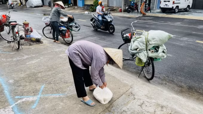 Một người lao động đã nhận được gạo từ máy ATM gạo thông minh.