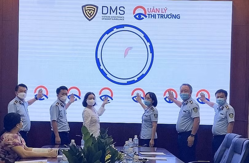 Nghi thức bấm nút chính thức ra mắt Tạp chí Quản lý thị trường. Ảnh: Thu Phương