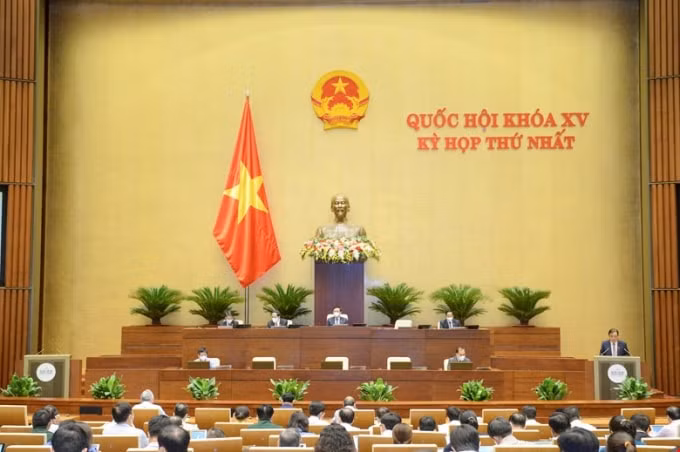 Quốc hội nghe Bộ trưởng Lê Minh Hoan trình bày Tờ trình về chủ trương đầu tư Chương trình mục tiêu quốc gia Xây dựng nông thôn mới giai đoạn 2021-2025.