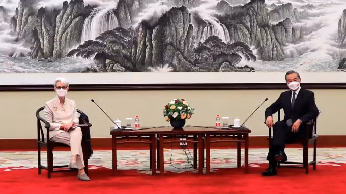 Thứ trưởng Ngoại giao Hoa Kỳ Wendy Sherman (trái) và Ngoại trưởng Trung Quốc Vương Nghị gặp nhau ở Thiên Tân, Trung Quốc, vào ngày 26 tháng 7. © AP