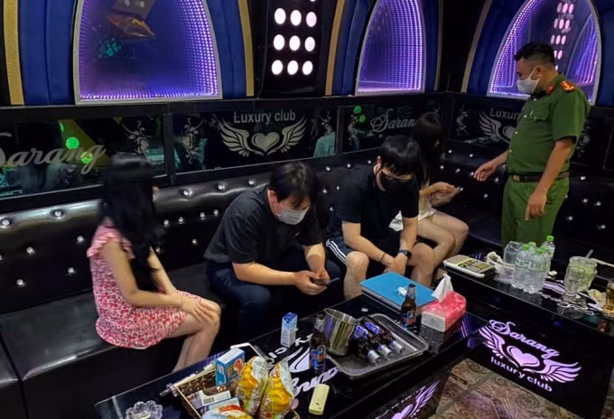 Lực lượng liên ngành kiểm tra tại cơ sở kinh doanh karaoke Ori số 119, Văn Cao, phường Đằng Giang, quận Ngô Quyền