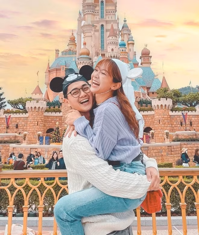 Cô vốn là thiên kim tiểu thư và kết hôn với Trịnh Tuấn Hoằng, người bị tố phản bội hôn thê.