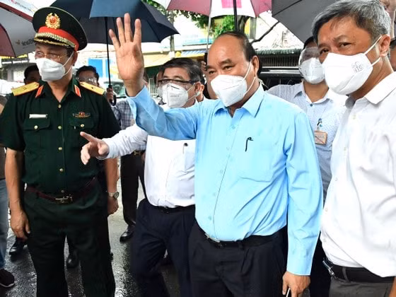 Chủ tịch nước Nguyễn Xuân Phúc kiểm tra công tác phòng, chống dịch COVID -19 tại thị trấn, Hóc Môn, huyện Hóc Môn.