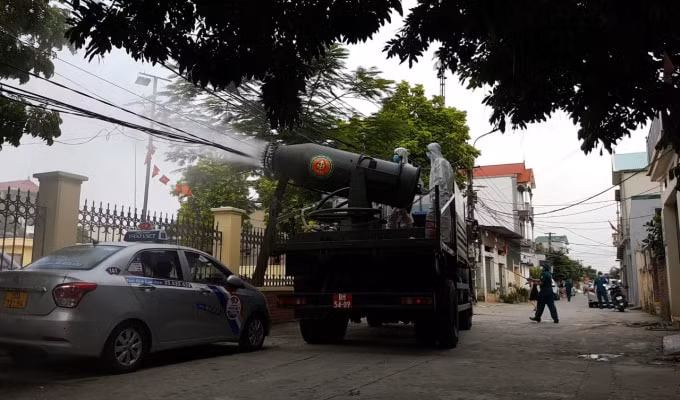 Viện Hóa học Môi trường quân sự đã cho 02 xe đặc chủng cùng 13 cán bộ, nhân viên tổ chức phun khử khuẩn toàn địa bàn xã An Thượng