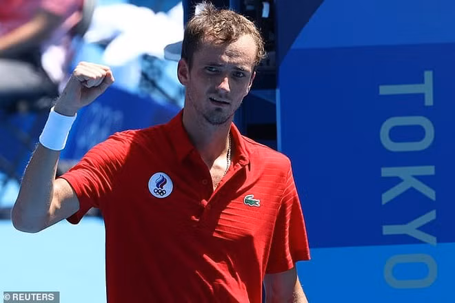 Những câu hỏi phỏng vấn của nhà báo Sebastian Nahmias (Chile) khiến tay vợt người Nga Daniil Medvedev bực bội. Ảnh: REUTERS