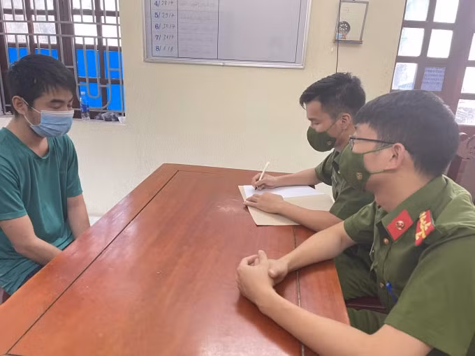 Đối tượng trong nhóm đánh bạc tại cơ quan Công an. Ảnh: BTH