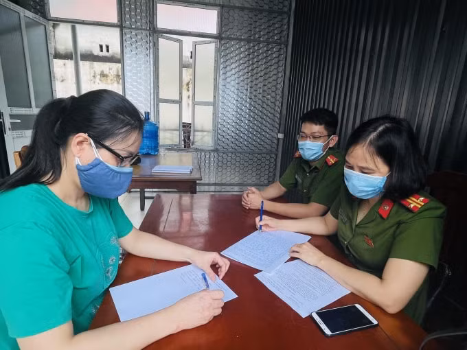 Đới Thị Loan tại cơ quan công an. Ảnh: CATH