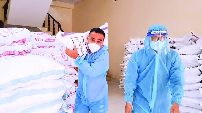 Quyền Linh chuyển gạo và lương thực tới từng người dân tại các con hẻm bị phong tỏa.